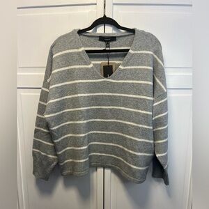 NWT Vero Moda Lightweight V-Neck Sweater With Stripes Size Women’s Large
